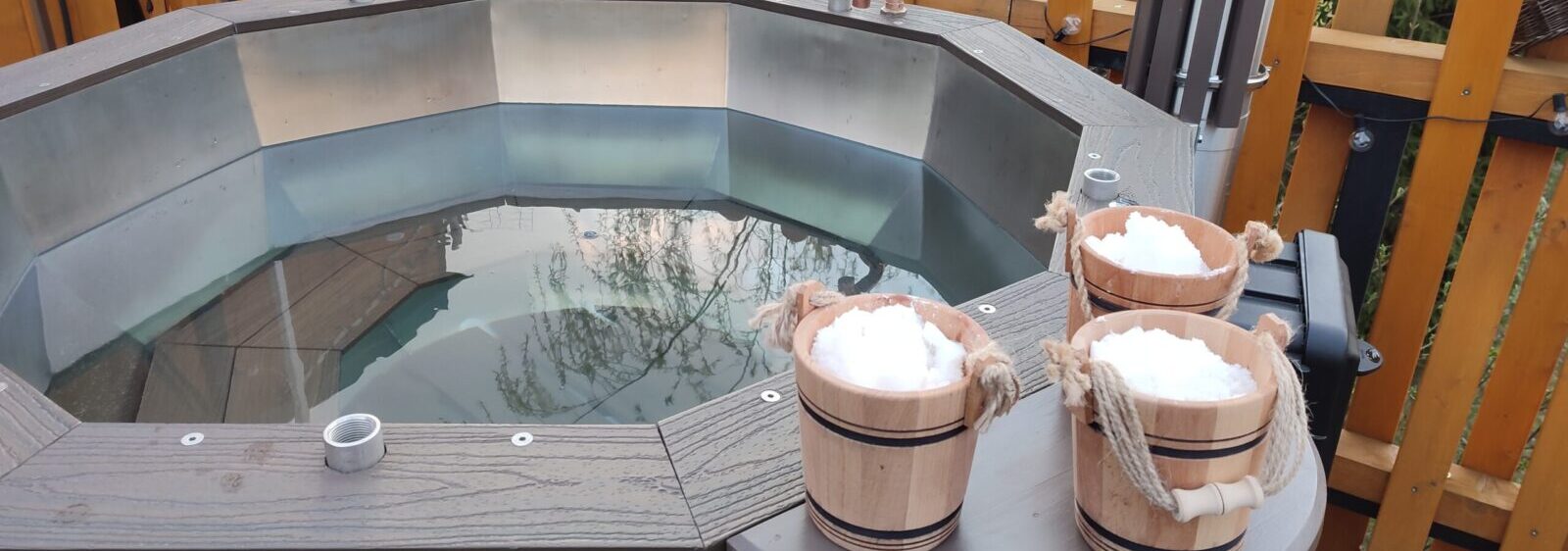 Czy tężnia solankowa jest odpowiednia dla dzieci? Bezpieczeństwo i korzyści wiaderka z solą kąpielową nad wanną