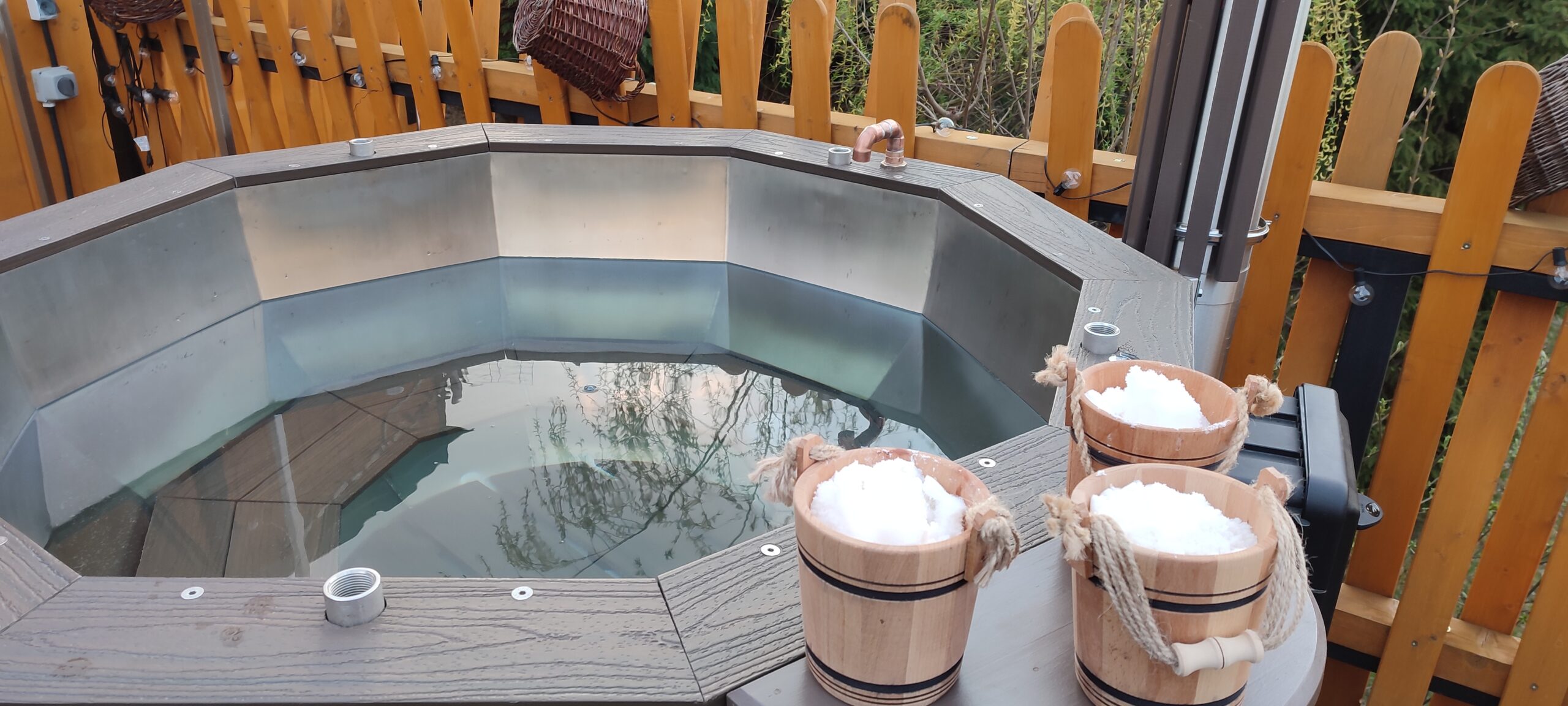 wanna wypełniona wodą i solą