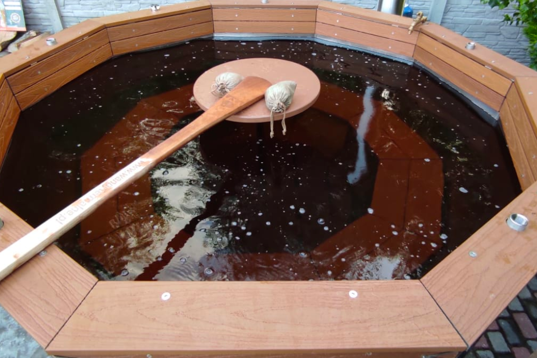 wanna wypełniona woda siarkowa